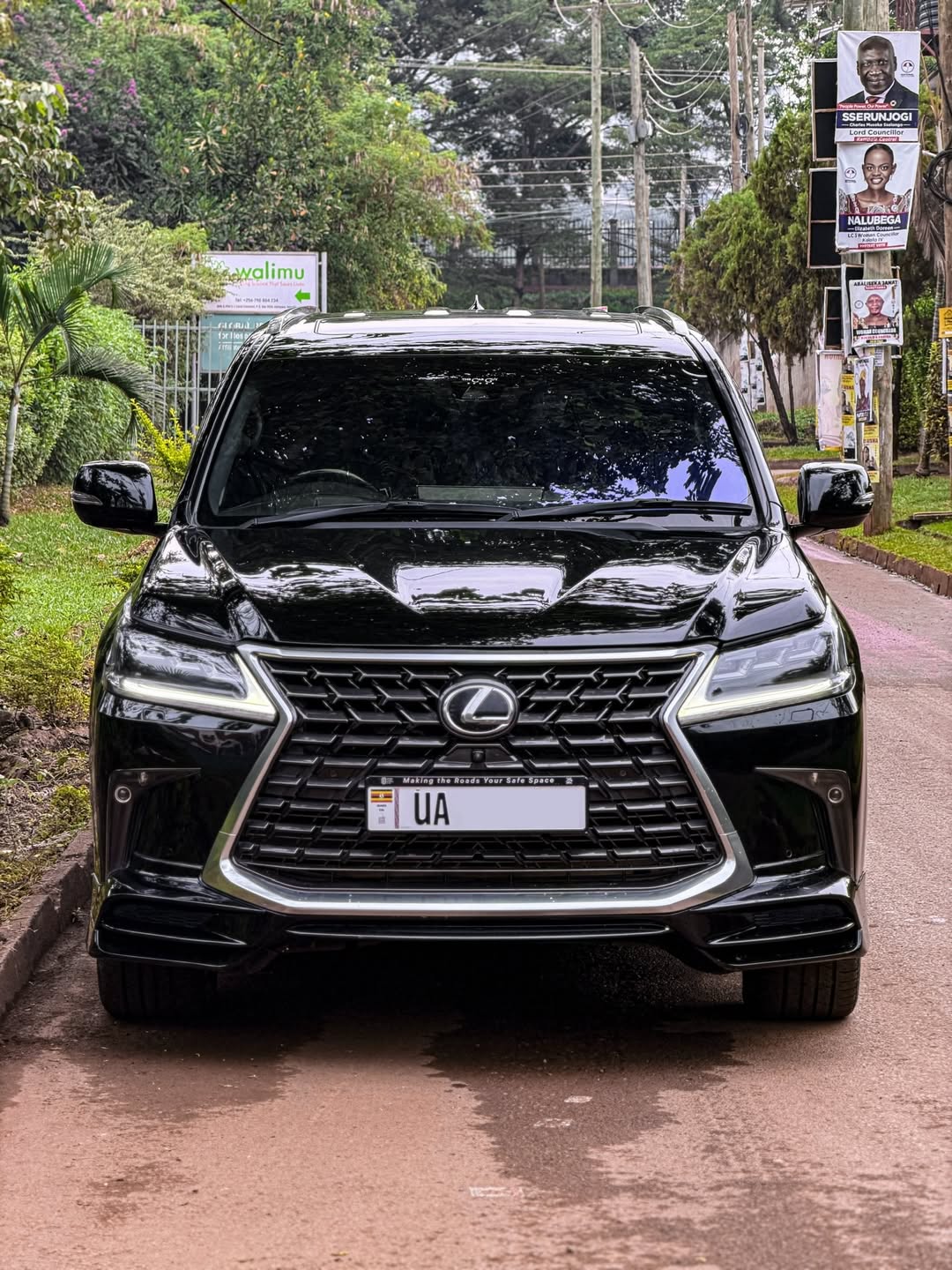 2017 Lexus LX 570 Black Edition S exterior photo 4